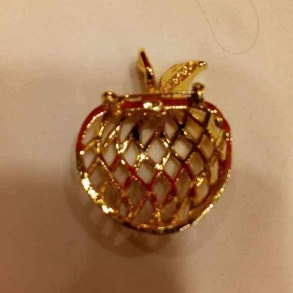 BEAUTIFUL 70'S LATTICE GOLDTONE APPLE PIN - Picture 2 of 7